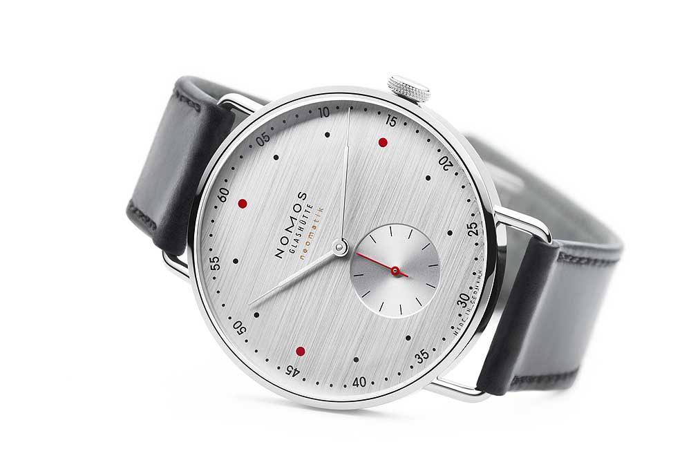 NOMOS_Metro_neomatik_39_silvercut_reclining_1000